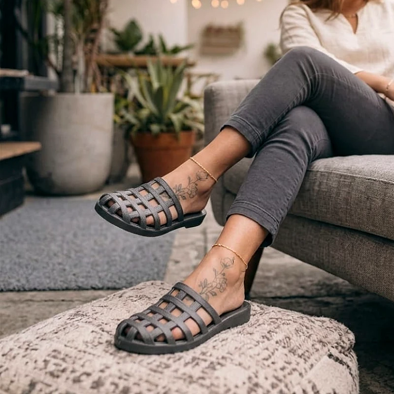rubber-soft-grid-design-cut-shoes_1249_vixl.webp